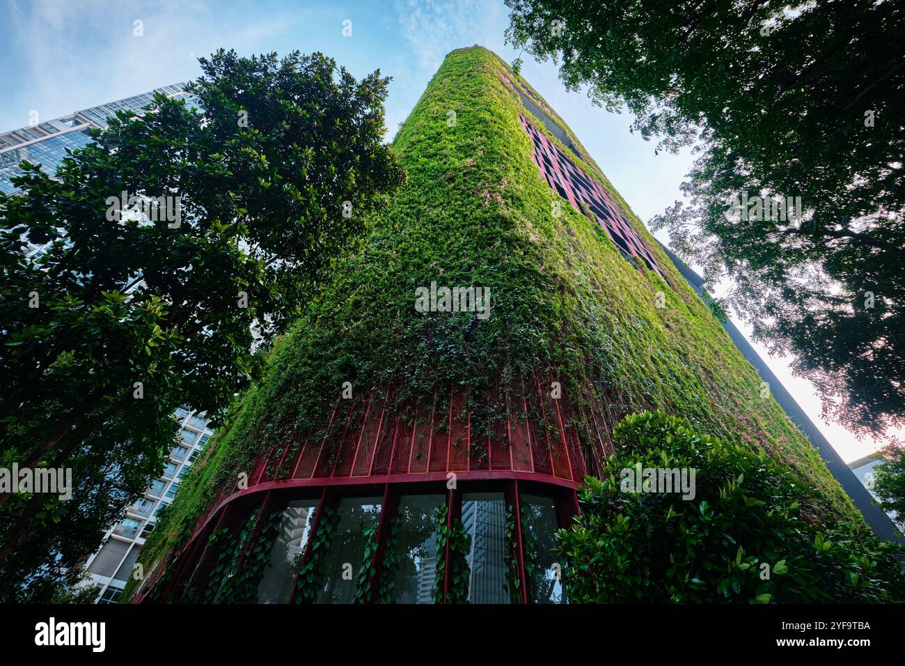 Singapour - 15 août 2024 : jardins suspendus sur le bel hôtel rouge Oasia à Tanjung Pagar Banque D'Images