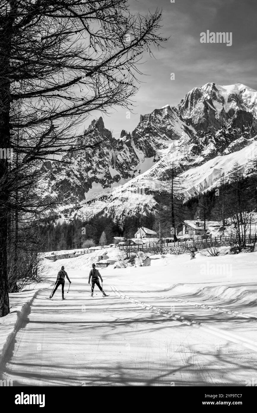 Deux femmes amies de ski de fond dans les Alpes italiennes hivernales. Banque D'Images