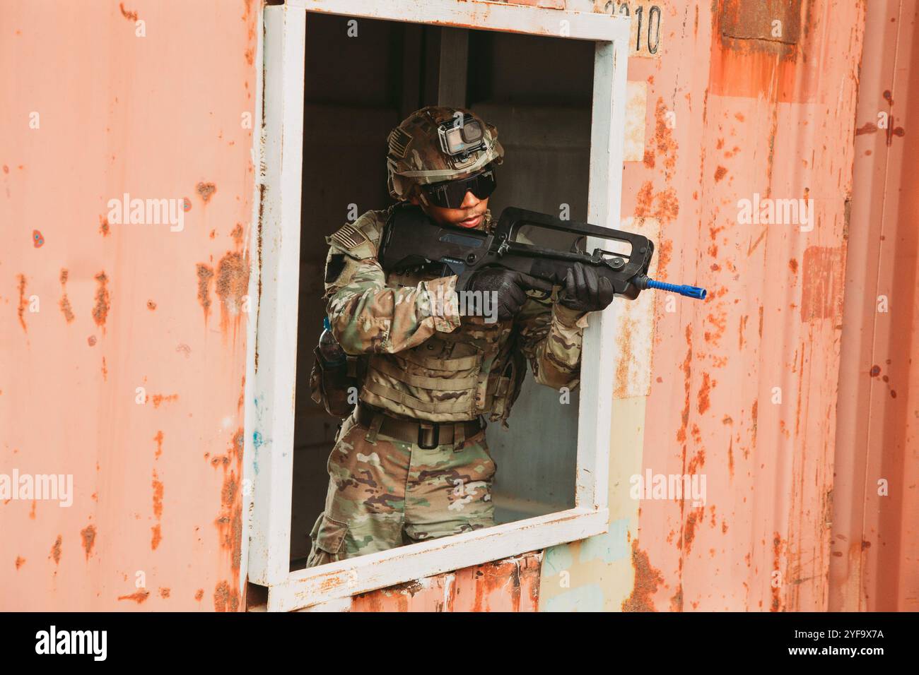 Les membres de la Carnage Company, de la Task Force Paxton, de la 56e brigade Stryker, de la Garde nationale de Pennsylvanie, mènent un échange de connaissances sur le combat rapproché. Des soldats américains et français se sont joints pour une journée de batailles airsoft pour simuler la conduite d'opérations de l'ubran à la base française à Djibouti, le 2 octobre 2024. Banque D'Images