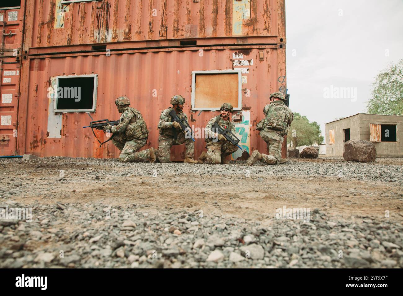 Les membres de la Carnage Company, de la Task Force Paxton, de la 56e brigade Stryker, de la Garde nationale de Pennsylvanie, mènent un échange de connaissances sur le combat rapproché. Des soldats américains et français se sont joints pour une journée de batailles airsoft pour simuler la conduite d'opérations de l'ubran à la base française à Djibouti, le 2 octobre 2024. Banque D'Images