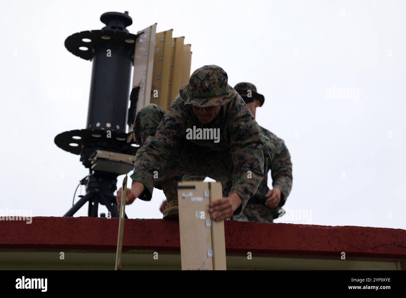 Le Cpl Jonathan F. Mikita du corps des Marines des États-Unis, un marin de soutien de capteurs du 3e bataillon du 12e régiment littoral des Marines de la 3e division des Marines, assemble un système de radar à contre-mortier léger au cours de l'exercice Keen Sword 25 au centre d'entraînement du corps des Marines des États-Unis IE Shima, Okinawa, Japon, 29 octobre 2024. Les systèmes radar permettent aux unités de suivre et de balayer activement les navires en mouvement, ce qui améliore les capacités et la préparation sur le terrain. Keen Sword est un exercice biennal, conjoint et bilatéral d'entraînement sur le terrain impliquant l'armée américaine et le personnel de la Force d'autodéfense japonaise, conçu pour augmenter la disponibilité opérationnelle et l'interopérabilité Banque D'Images