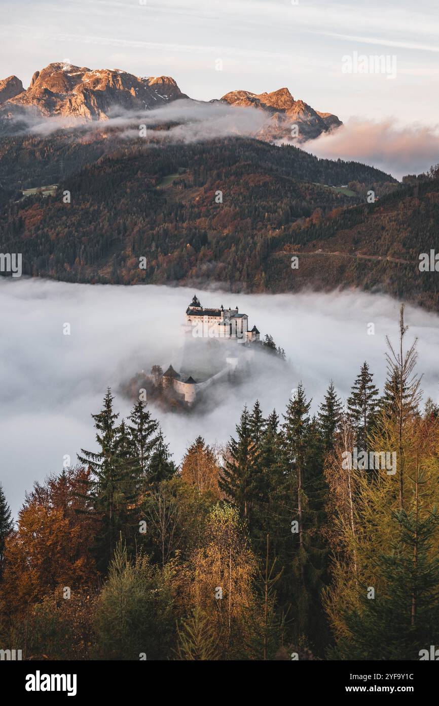 Die Erlebnisburg und Höhenburg Hohenwerfen im Salzachtal zwischen dem Tennengebirge, Hagengebirge und Hochkönig ragt aus der Wolkendecke, dem Morgennebel, zu Sonnenaufgang am 16.10.2024. // le château d'aventure Hohenwerfen et château perché dans la vallée de Salzach entre le Tennengebirge, Hagengebirge et Hochkönig se lève de la couverture nuageuse, le brouillard matinal, au lever du soleil le 16 octobre 2024. - 20241016 PD21052 crédit : APA-PictureDesk/Alamy Live News Banque D'Images