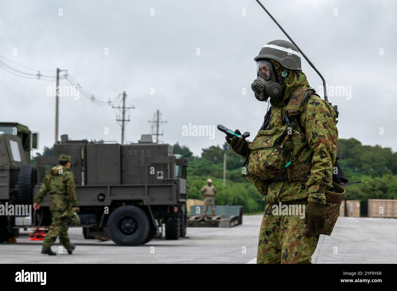 Un membre de la Force d'autodéfense terrestre japonaise radio ses coéquipiers lors d'un exercice bilatéral chimique, biologique, radiologique et nucléaire pendant Keen Sword 25 à Okinawa, Japon, Oct. 29, 2024. Keen Sword est un exercice biennal, conjoint et bilatéral d'entraînement sur le terrain impliquant l'armée américaine et le personnel de la Force d'autodéfense japonaise, conçu pour augmenter la préparation et l'interopérabilité tout en renforçant l'alliance ironclad États-Unis-Japon. (Photo de l'US Air Force par Alexis Redin, aviateur principal) Banque D'Images