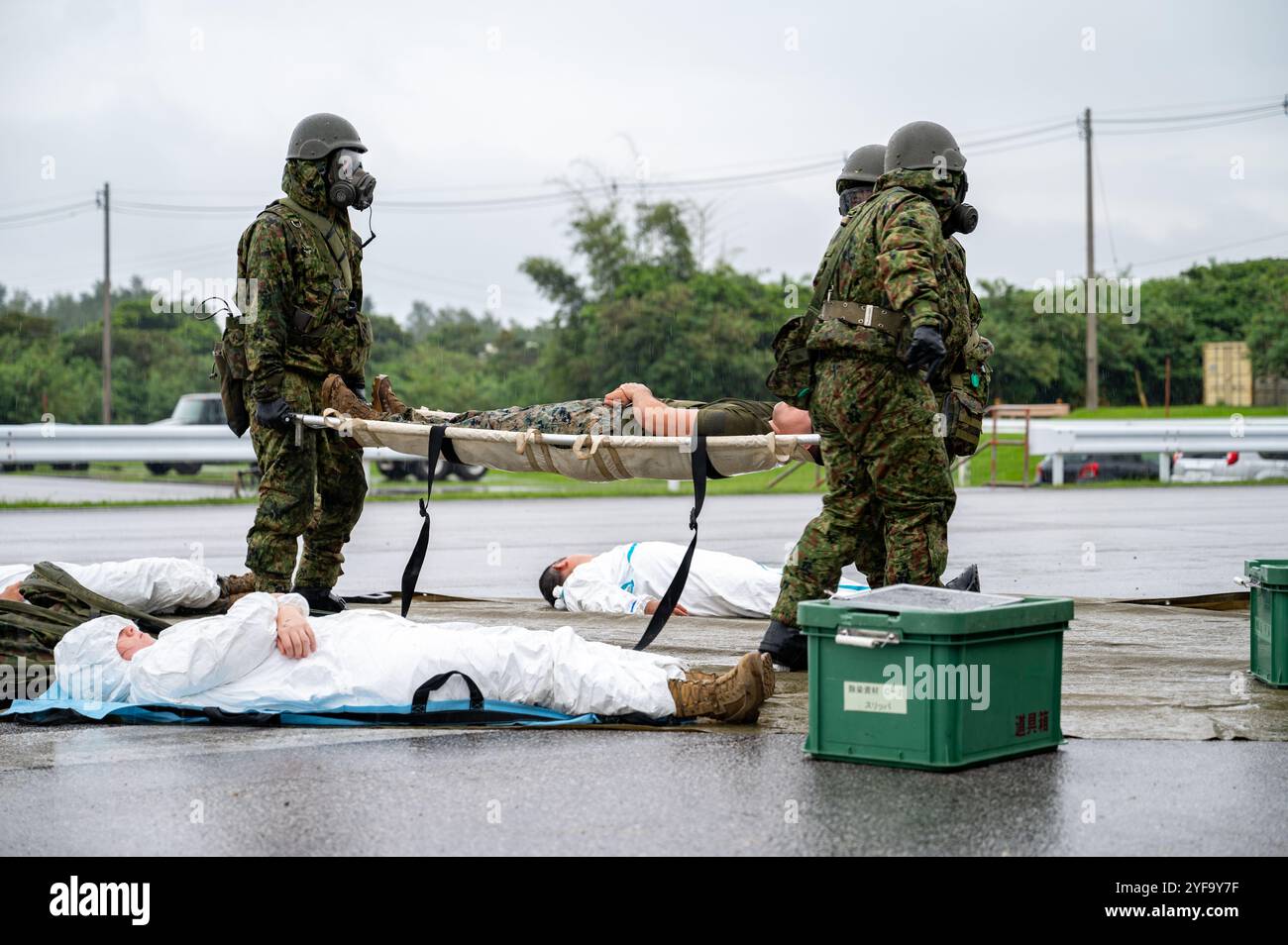 Les membres de la Force d'autodéfense au sol du Japon transportent un patient simulé sur une litière lors d'un exercice bilatéral d'entraînement chimique, biologique, radiologique et nucléaire pendant Keen Sword 25 à Okinawa, Japon, Oct. 29, 2024. Keen Sword est un exercice biennal, conjoint et bilatéral d'entraînement sur le terrain impliquant l'armée américaine et le personnel de la Force d'autodéfense japonaise, conçu pour augmenter la préparation et l'interopérabilité tout en renforçant l'alliance ironclad États-Unis-Japon. (Photo de l'US Air Force par Alexis Redin, aviateur principal) Banque D'Images