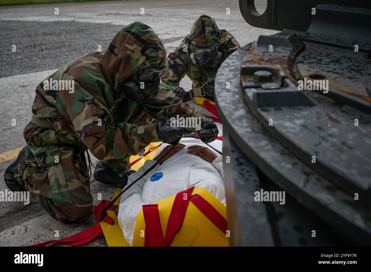 Les militaires américains attachent un patient simulé à une portée lors d'un exercice bilatéral chimique, biologique, radiologique et nucléaire pendant Keen Sword 25 à Okinawa, Japon, Oct. 29, 2024. L’intervention CBRN et les équipes médicales de toutes les forces participantes ont été combinées pour améliorer la capacité du groupe à évaluer la sécurité de la situation et à administrer des soins aux patients simulés. Keen Sword est un exercice biennal, conjoint et bilatéral d'entraînement sur le terrain impliquant des militaires américains et des membres de la Force d'autodéfense japonaise, conçu pour augmenter la disponibilité opérationnelle et l'interopérabilité tout en renforçant le cuirassé Banque D'Images