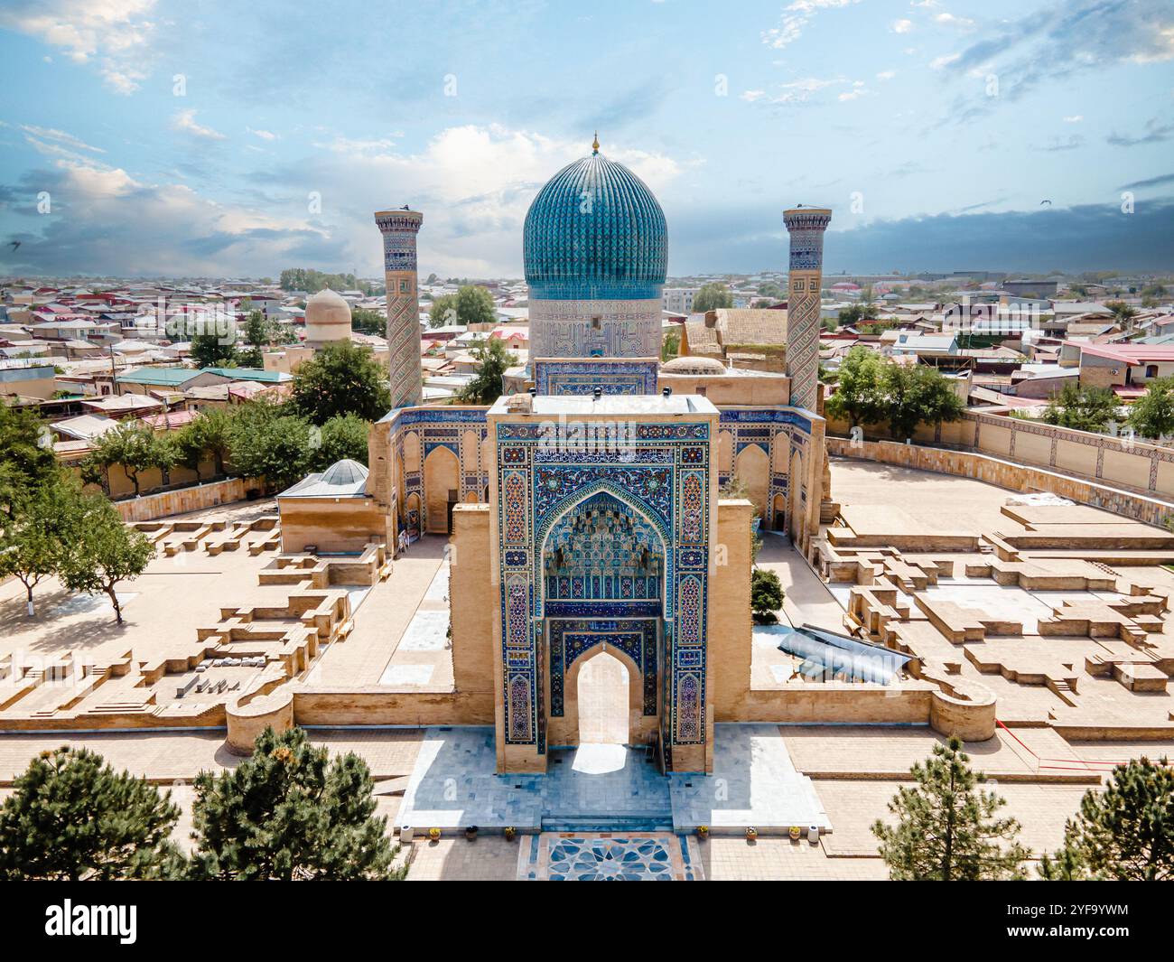 Samarkand, Ouzbékistan drone aérien vue de Gur-e-Amir - un mausolée du conquérant asiatique Timur. Traduction sur la mosquée : 'Tamerlane'. Le plus célèbre tr Banque D'Images
