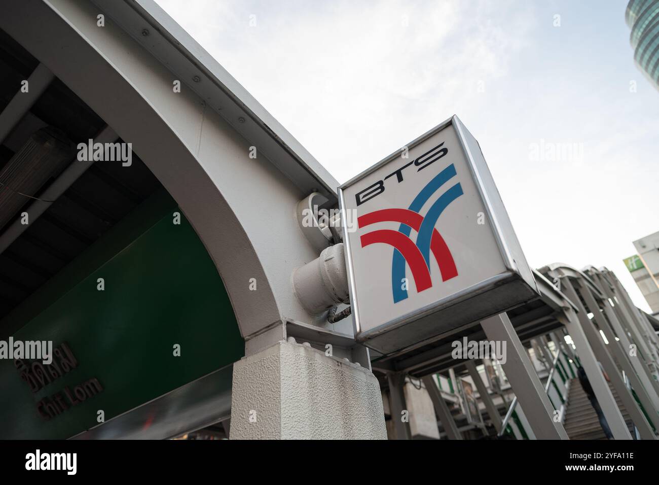 BANGKOK, THAÏLANDE - 27 OCTOBRE 2023 : gros plan du panneau BTS vu à la station Chit Lom à Bangkok. Banque D'Images