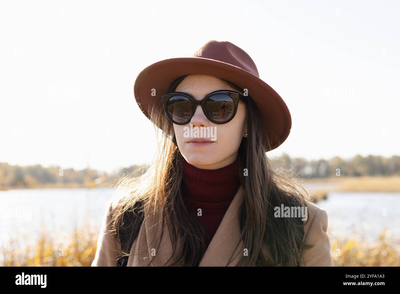Photo de tête d'une jeune femme portant un chapeau et des lunettes de soleil Banque D'Images