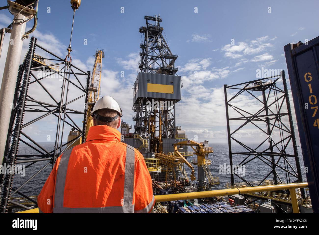 Ouvrier pétrolier sur un engin de forage à cric Banque D'Images