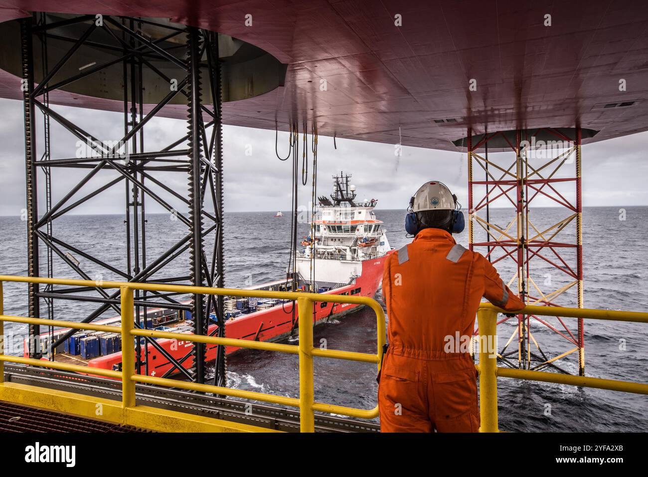 Ouvrier pétrolier sur un engin de forage à cric Banque D'Images