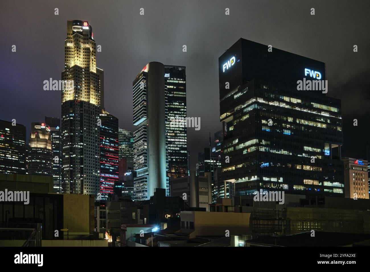 Singapour - 18 janvier 2025 : quartier des affaires, vue nocturne des immeubles de bureaux Banque D'Images