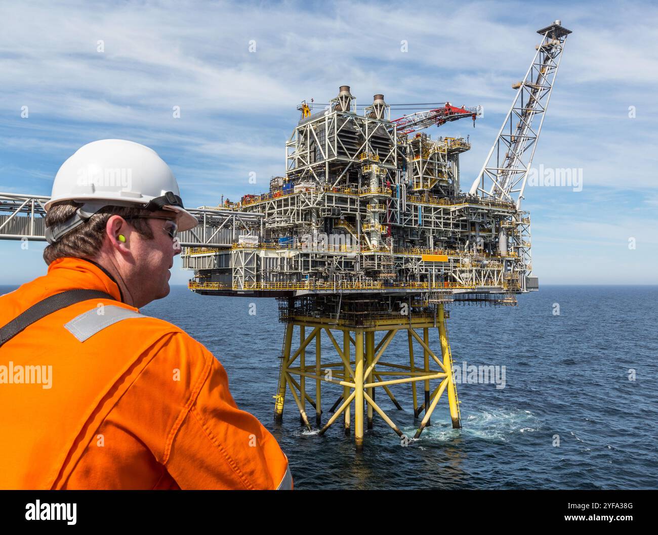 Travailleur pétrolier sur une plate-forme pétrolière offshore en mer du Nord Banque D'Images