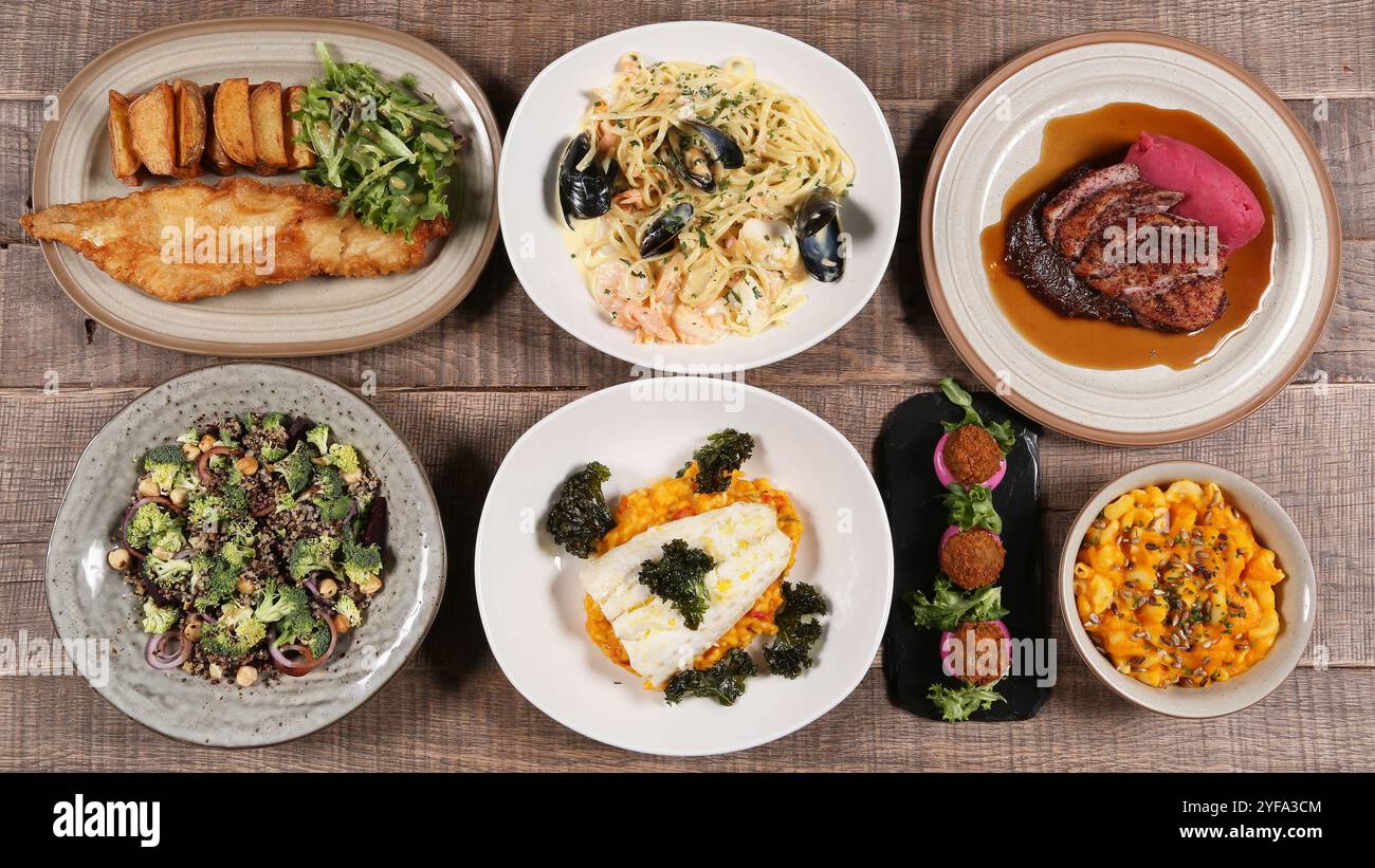 Sélection de plats de pub dans des assiettes au Royaume-Uni Banque D'Images