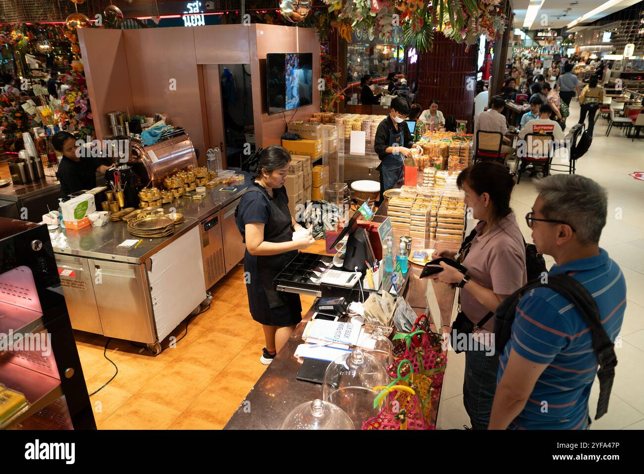 BANGKOK, THAÏLANDE - 27 OCTOBRE 2023 : zone commerciale au Thongyoy Cafe dans le centre commercial Siam Paragon à Bangkok. Banque D'Images