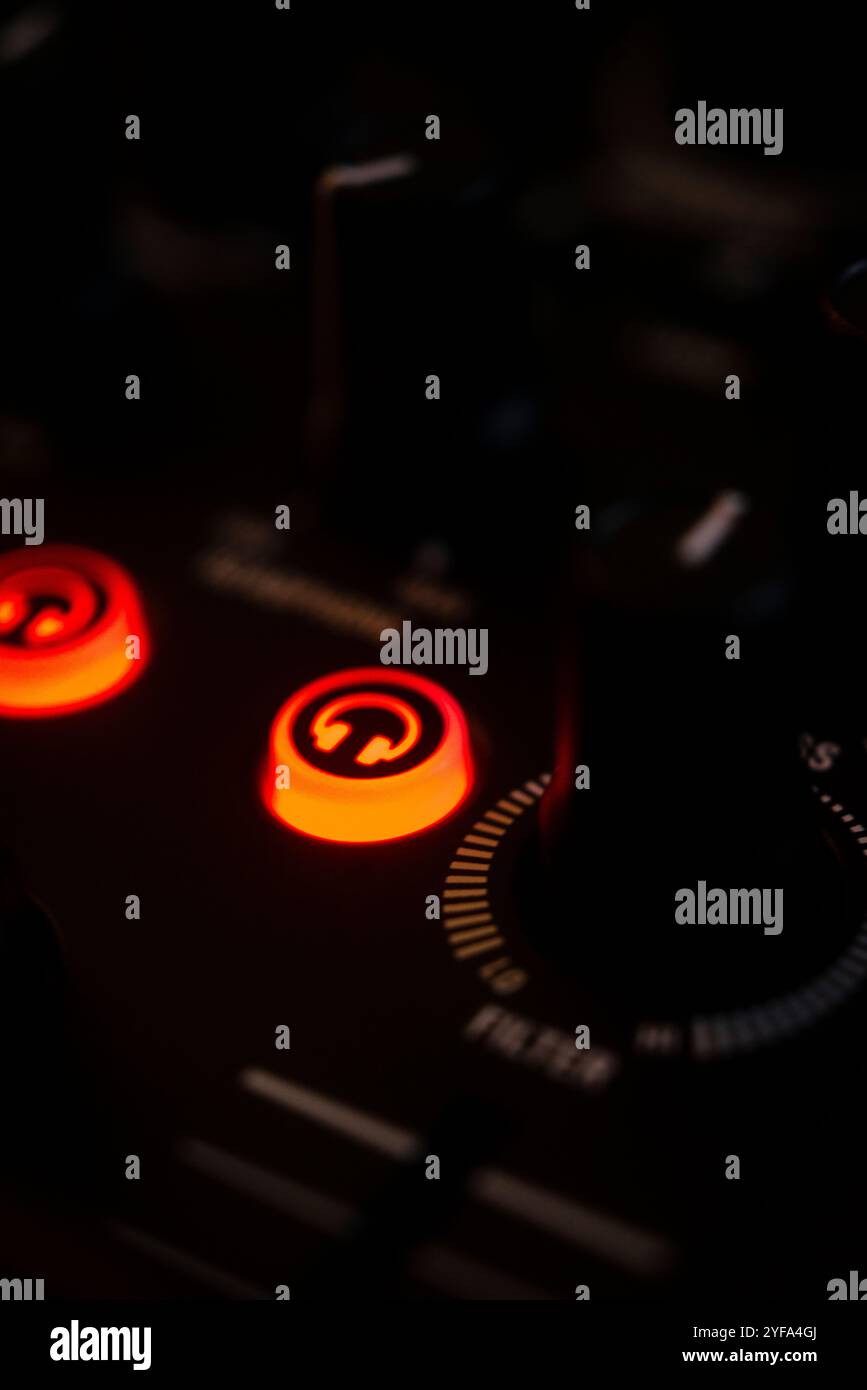 DJ table de mixage avec table tournante dans des lumières colorées de fête de mariage disco. Banque D'Images