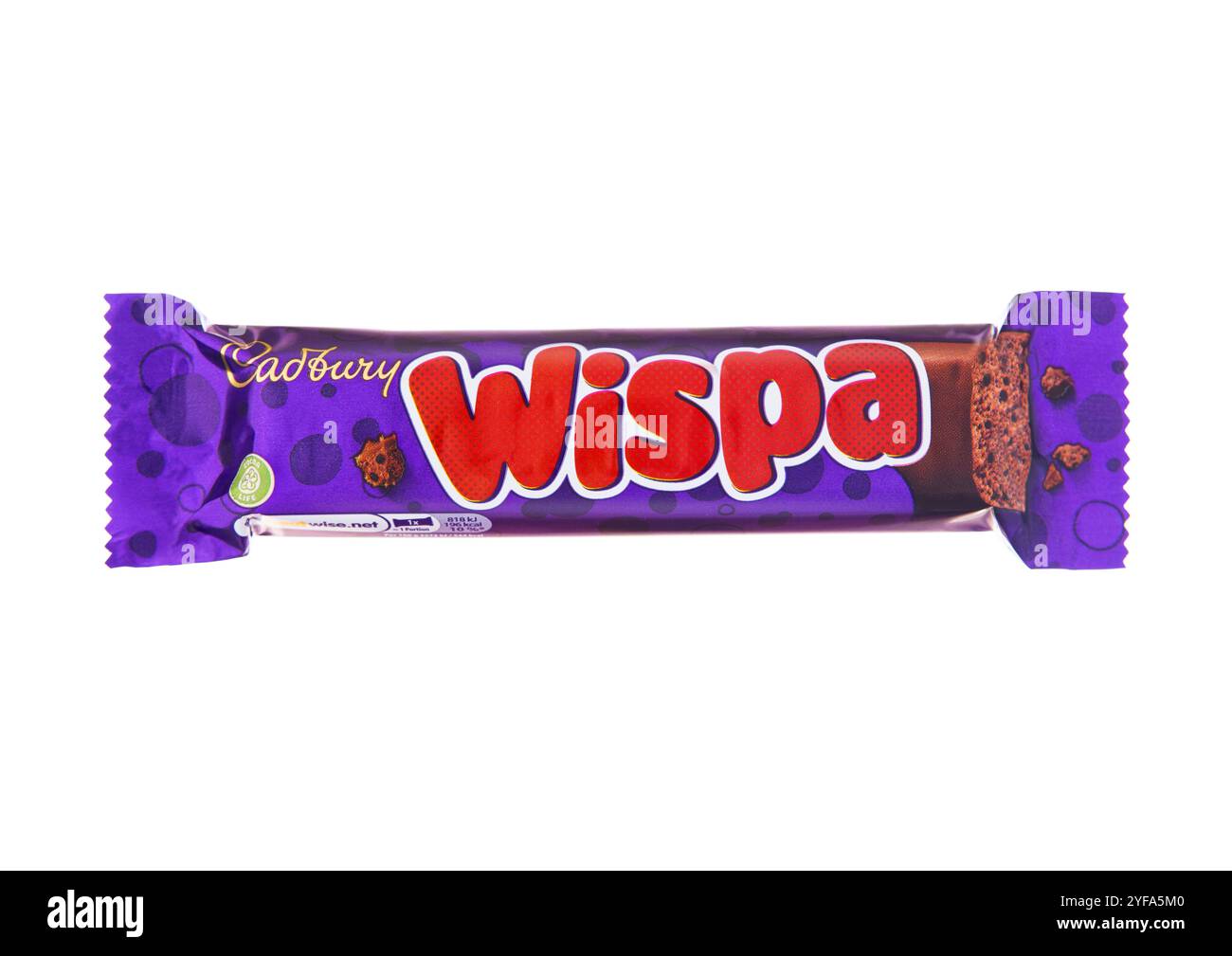 LONDRES, Royaume-Uni - 01 NOVEMBRE 2024 : barre de chocolat entier au lait crémeux Wispa Cadbury sur blanc. Banque D'Images