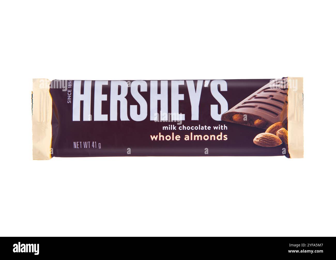 LONDRES, Royaume-Uni - 10 NOVEMBRE 2024 : barre de chocolat au lait Hershey avec des amandes entières sur fond blanc. Banque D'Images