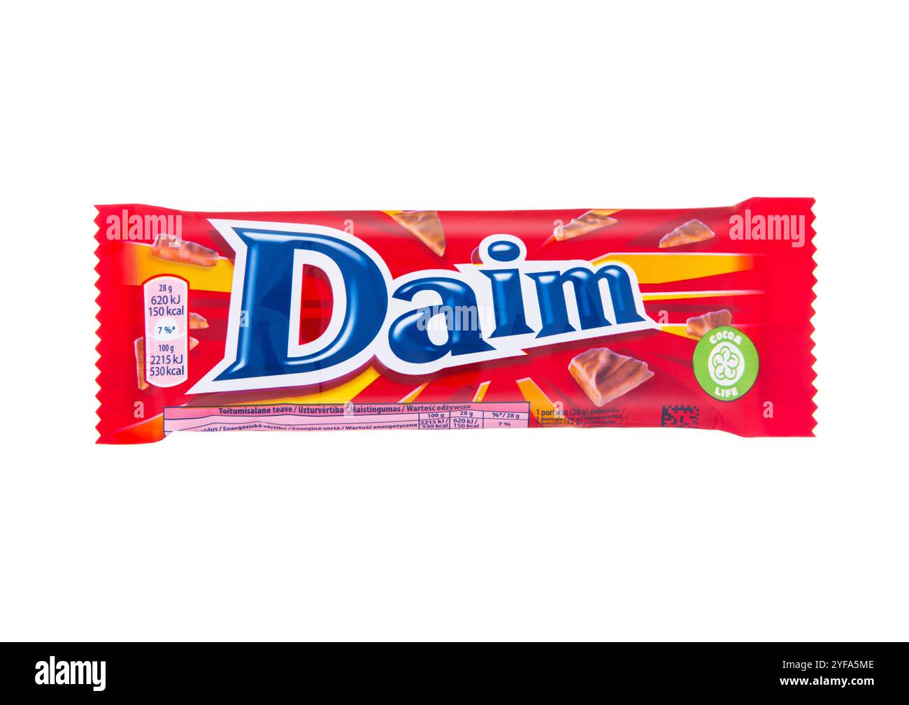 LONDRES, Royaume-Uni - 01 NOVEMBRE 2024 : Damim barre d'amande caramel recouverte de chocolat au lait sur fond blanc. Banque D'Images