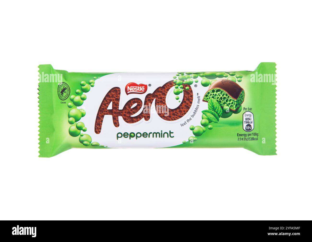 LONDRES, Royaume-Uni - 01 NOVEMBRE 2024 : barre de chocolat AERO menthe poivrée sur fond blanc isolé. Sentez les bulles fondre.. Banque D'Images