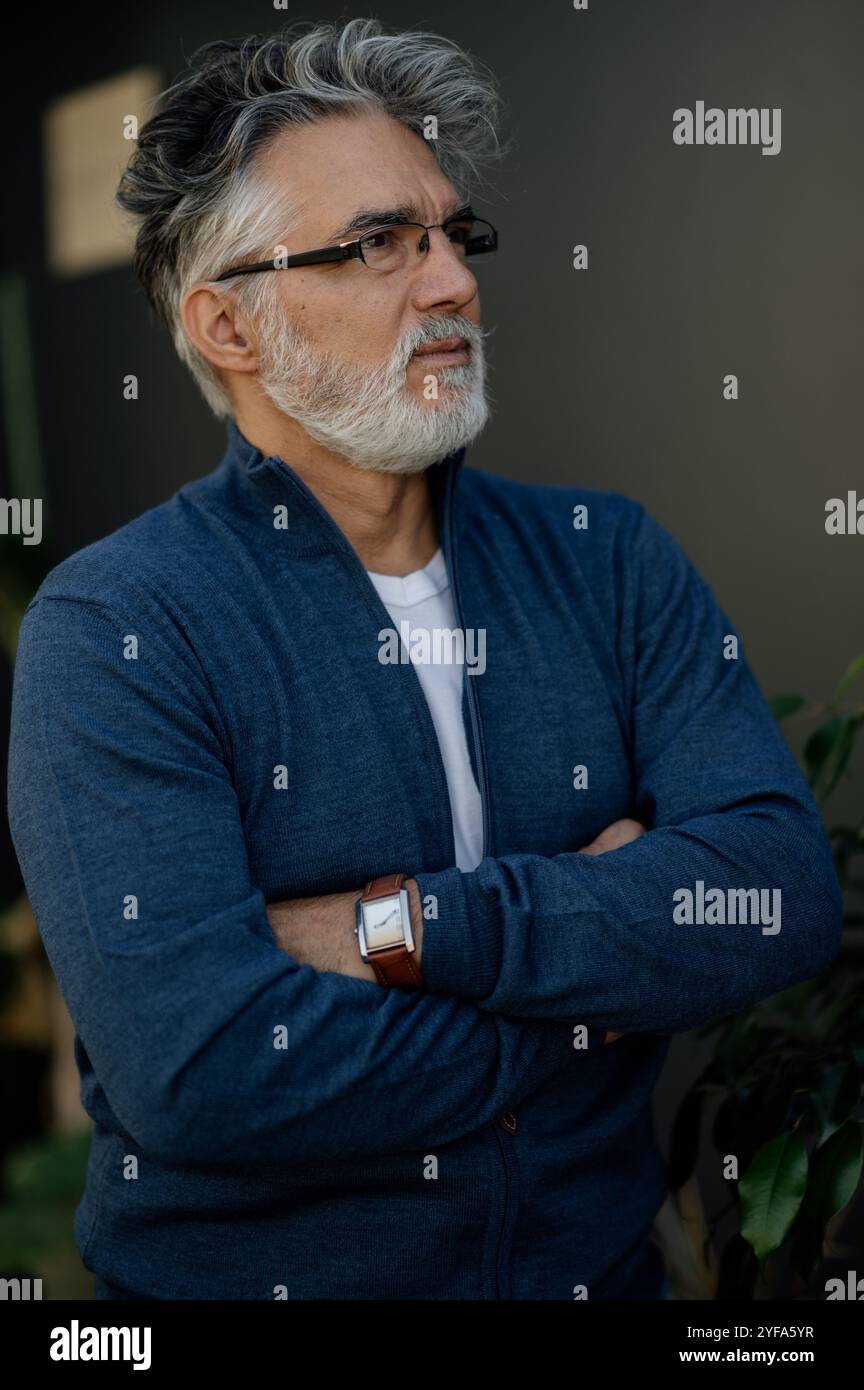 Bel homme d'âge moyen avec portrait de barbe Banque D'Images