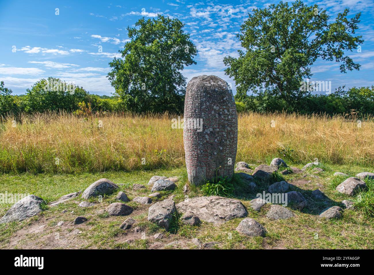 La pierre de rune Karlevi, probablement de l'âge viking vers 1000, près de Färjestaden sur l'île de Öland, Kalmar län, Suède. Banque D'Images