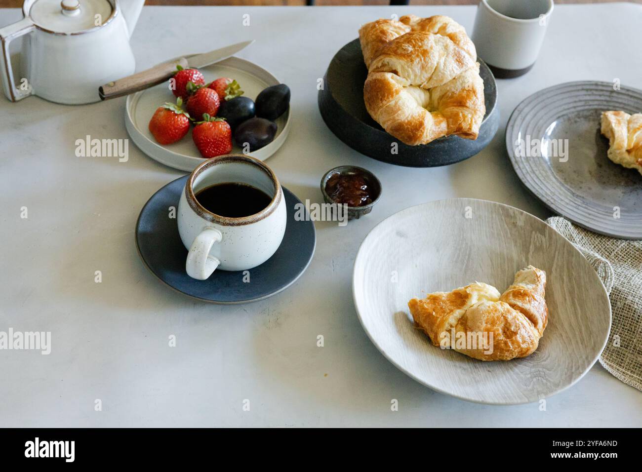 Petit-déjeuner avec café, croissants, fraises et confiture Banque D'Images