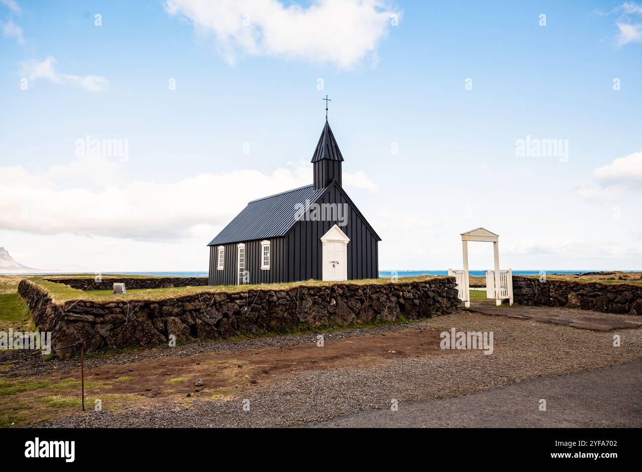 Célèbre église noire pittoresque de Budir dans la région de la péninsule de Snaefellsnes en Islande Banque D'Images