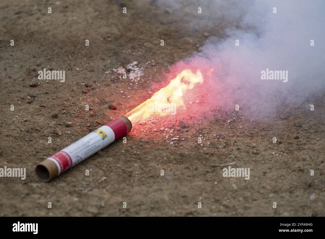 Feu de signalisation brûlant flamboyant sur le sol. Feu et fumée Banque D'Images