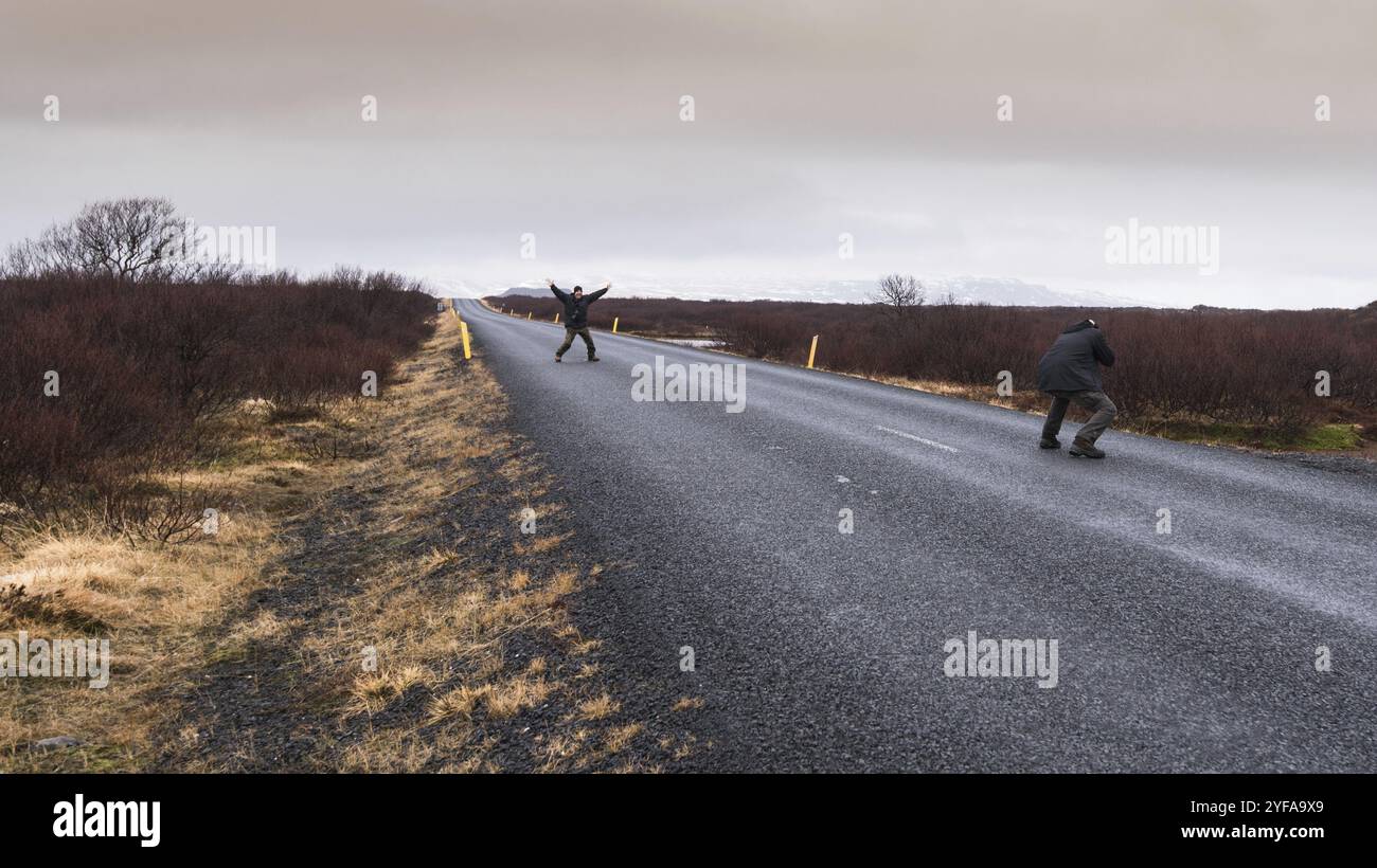 Amis prenant des photos sur la route dans la péninsule de Snaefellsnes, Islande, Europe Banque D'Images