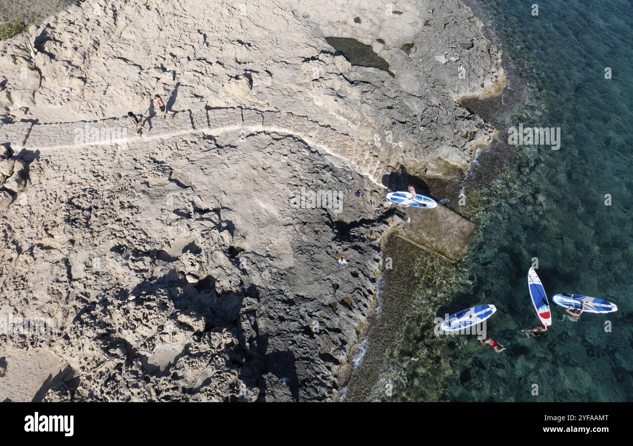 Fait vue de personnes méconnues kayak dans la mer. Personnes actives, mode de vie sain. Cap Grego Chypre Banque D'Images