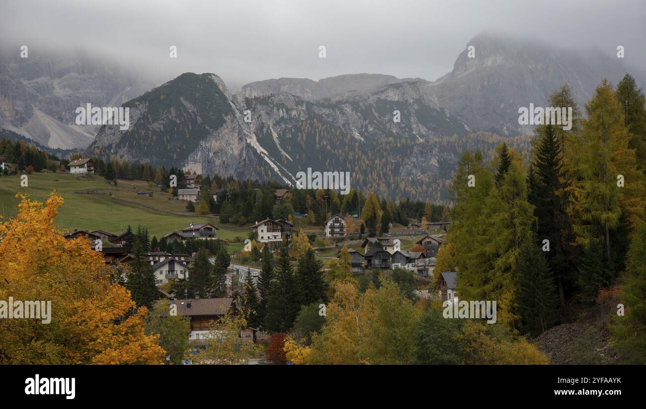 Maison de montagne traditionnelle cottage en bois dans le champ vert dans les dolomites. Logement dans costadedoi apls italien. Région alpine Banque D'Images