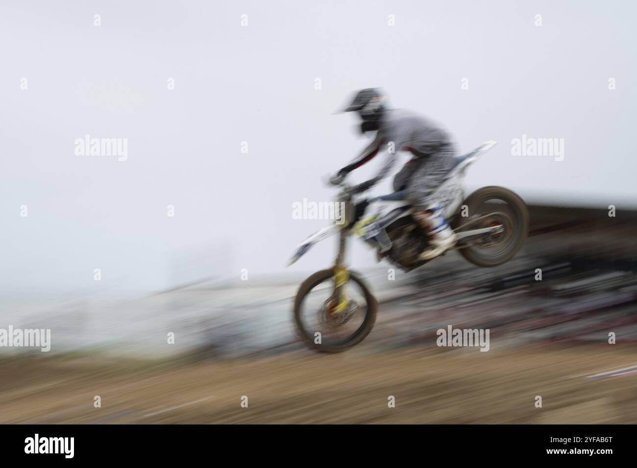 Un athlète non reconnu qui fait du vélo de sport sautant dans les airs lors d'une course de motocross. Sport extrême à vitesse rapide Banque D'Images