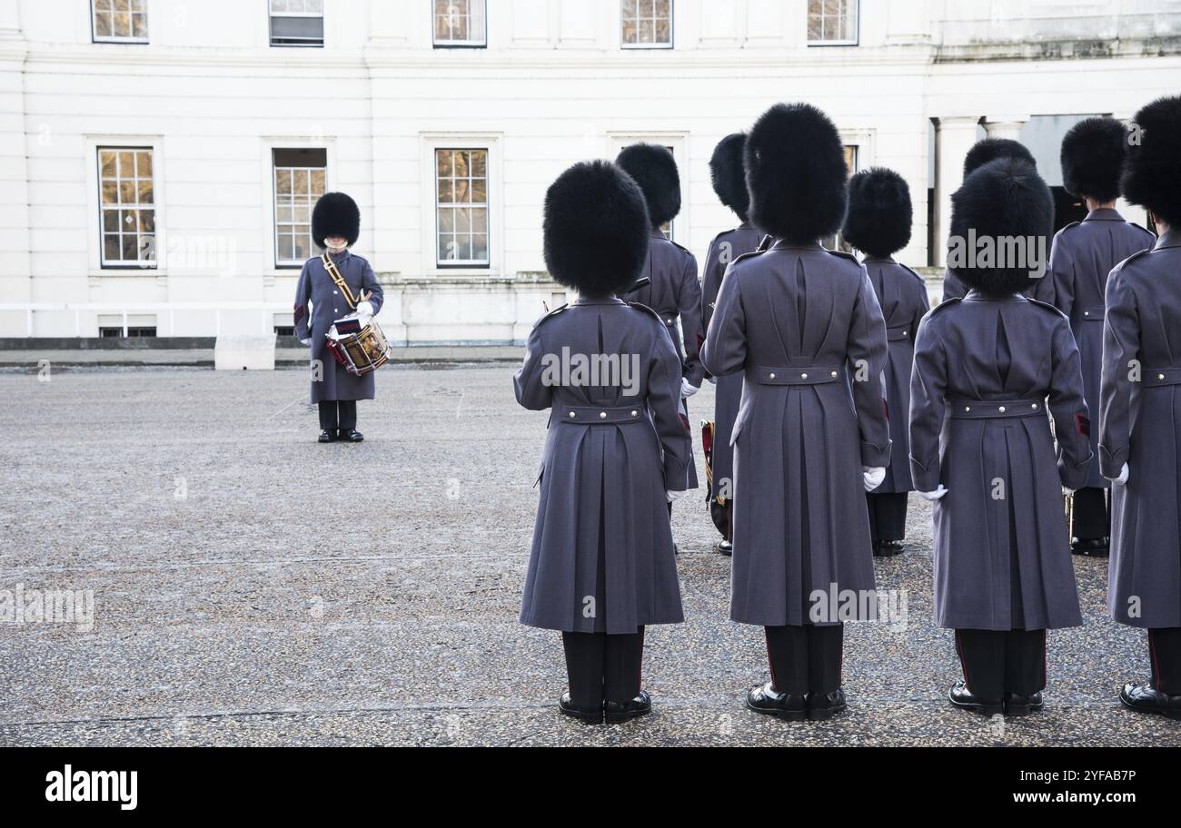 Londres, Angleterre - 19 janvier 2018 : la garde royale britannique en uniforme d'hiver prêt à effectuer le changement de la garde à Buckingham Palace, à Londres, E Banque D'Images