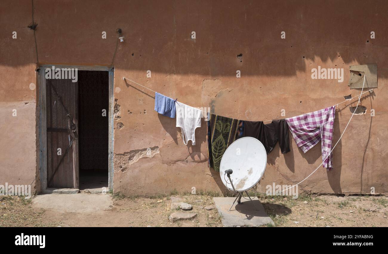 Extérieur d'une maison traditionnelle indienne avec des vêtements accroché sur le fil pour le séchage Banque D'Images