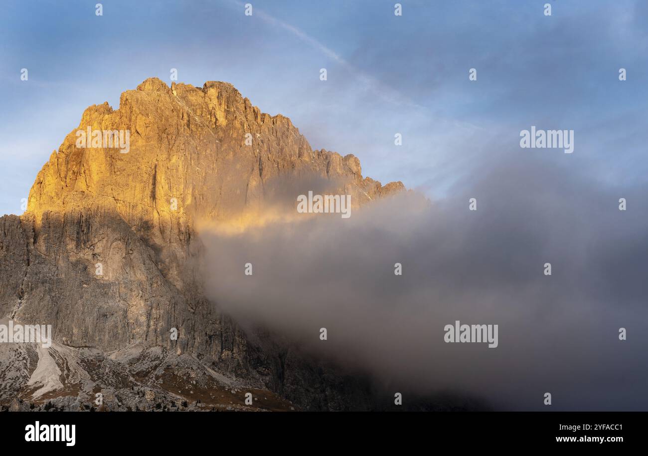 Vue imprenable sur les sommets de Langkofel ou Saslonch, chaîne de montagnes dans les dolomites pendant le lever du soleil dans le Tyrol du Sud, Italie, Europe Banque D'Images