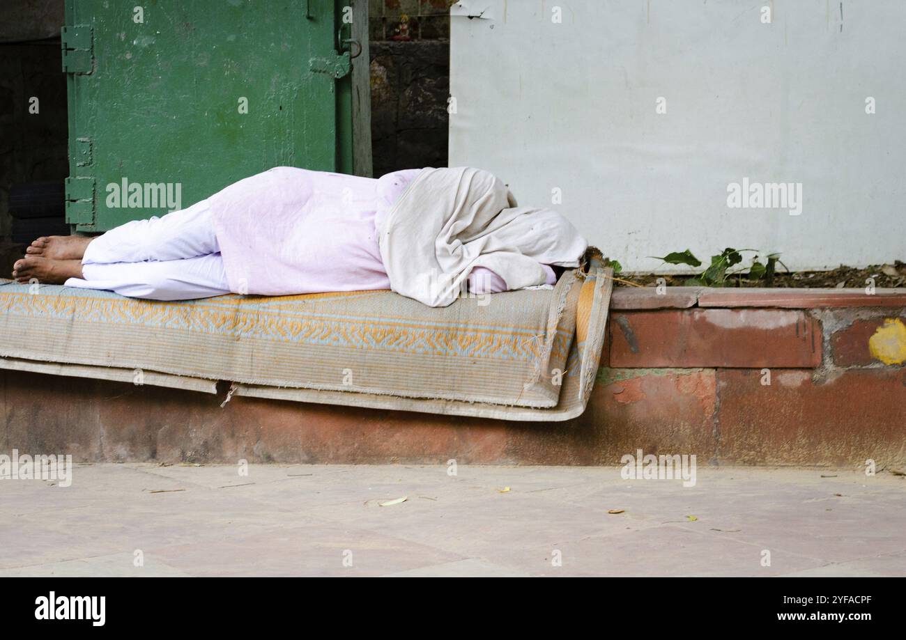 Homme sans abri dormant à l'extérieur dans la rue. New Delhi Inde Banque D'Images