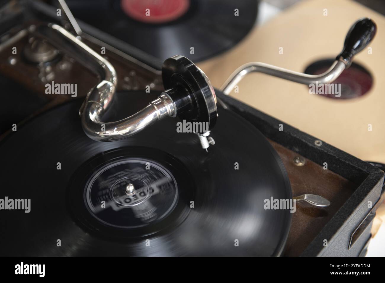 Vieux tourne-disque vinyle vintage avec disque tournant et jouant de la musique Banque D'Images