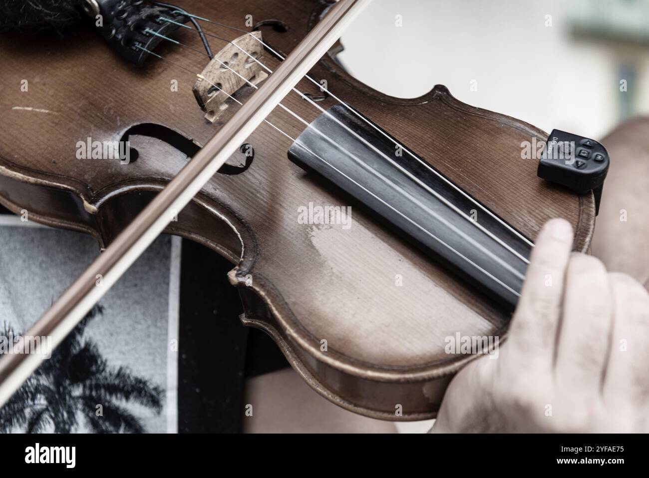 Musicien méconnu jouant une chanson traditionnelle avec l'instrument de musique de violon Banque D'Images