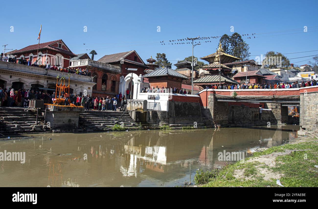 Katmandou, Népal, 8 mars 2020 : cérémonie de crémation au temple hindou du complexe pashupatinath sur les rives de la rivière bagmati à Katmandou, Népal Banque D'Images