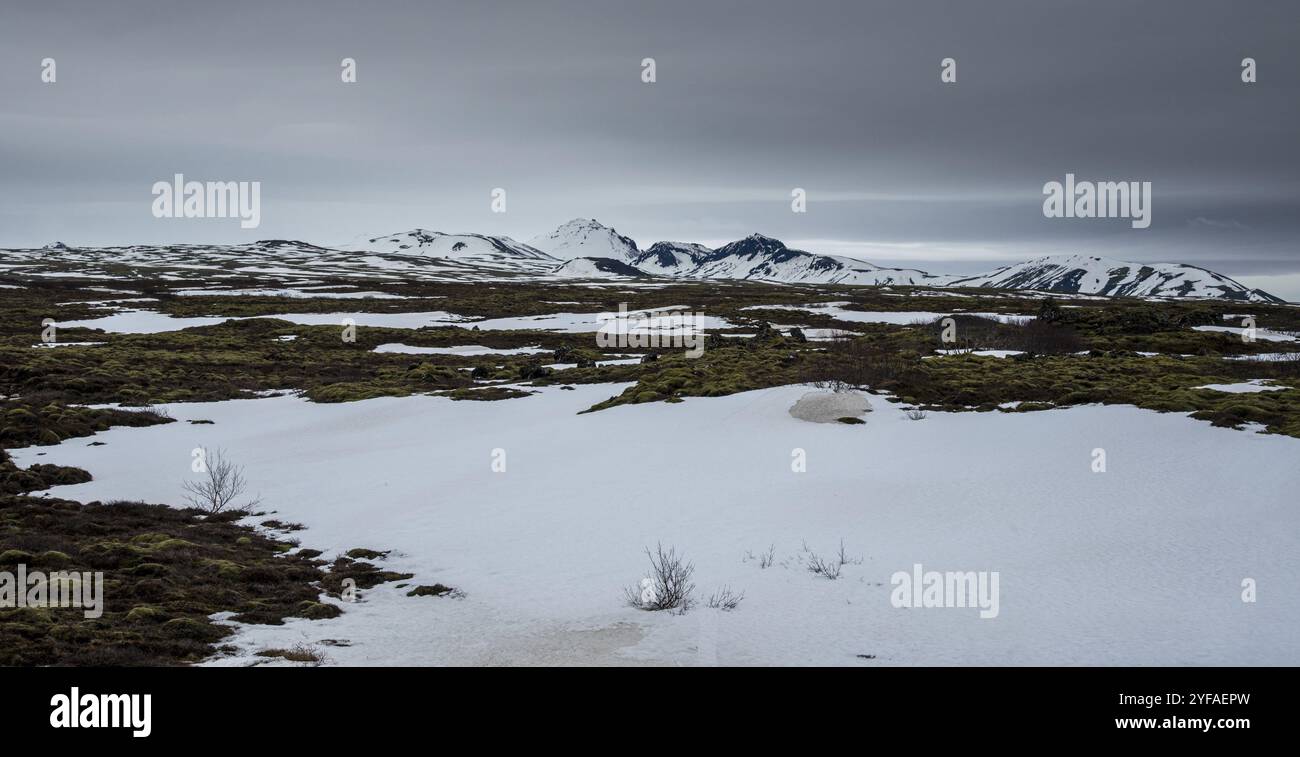 Paysage typique de montagne islandais dans le sud-est de l'islande au printemps avec neige au sol Banque D'Images