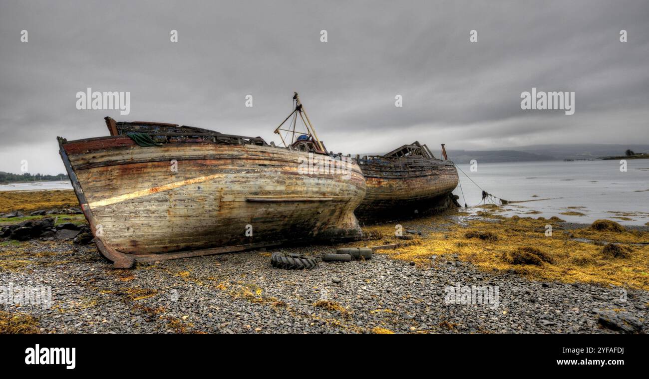 Bateaux de pêche en bois abandonnés sur la côte de l'île de Mull en Écosse Banque D'Images