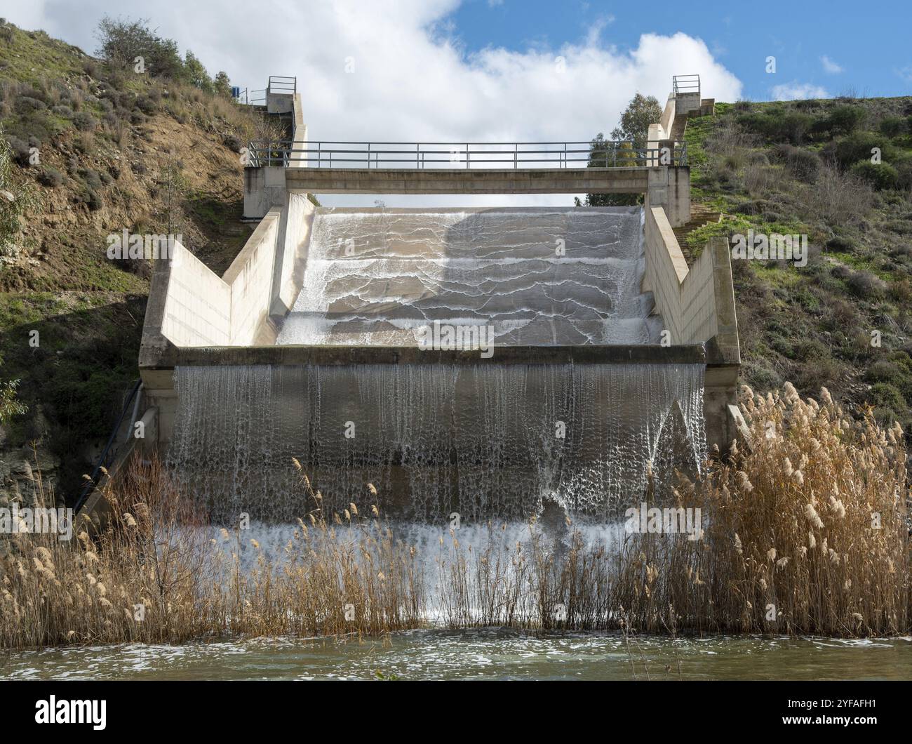 Débordement du barrage après de fortes pluies. Réservoir d'eau coulant dans une rivière. Barrage de Tamasos, Chypre, Europe Banque D'Images