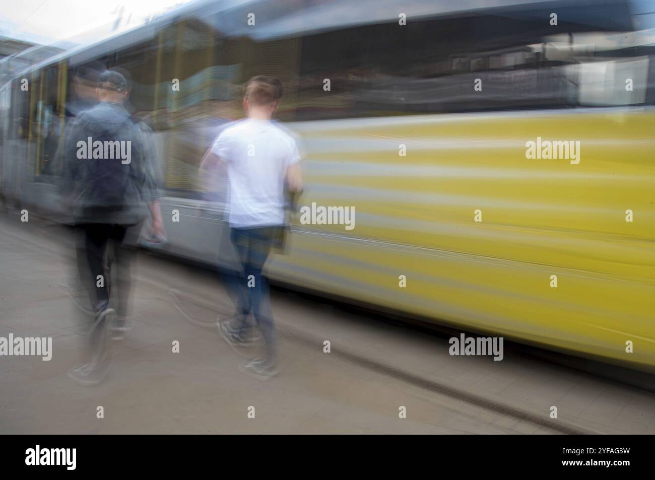 Des gens méconnaissables en mouvement dans les rues et les trains en mouvement. Flou de mouvement Banque D'Images