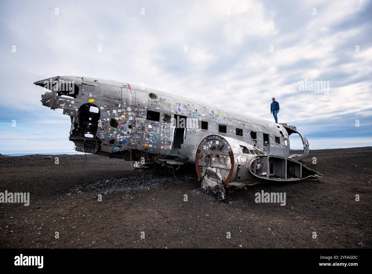 Naufrage abandonné d'avion sur la plage de Solheimasandur en Islande, offrant un paysage unique et surréaliste pour les amateurs de photographie et les voyageurs d'aventure Banque D'Images