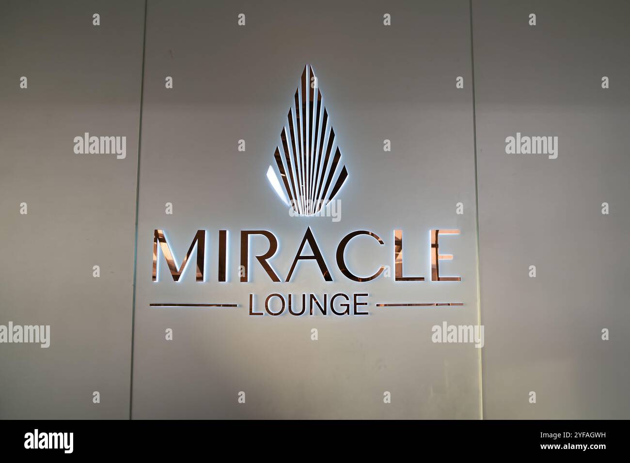 BANGKOK, THAÏLANDE - 14 DÉCEMBRE 2023 : panneau miracle Lounge vu à l'aéroport international de Suvarnabhumi. Banque D'Images