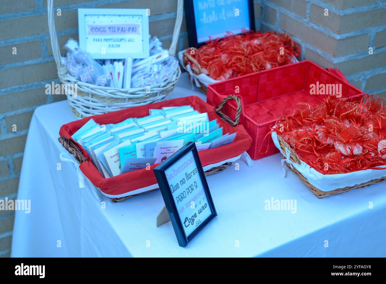 cadeaux de mariage dans des sacs rouges et des plateaux Banque D'Images
