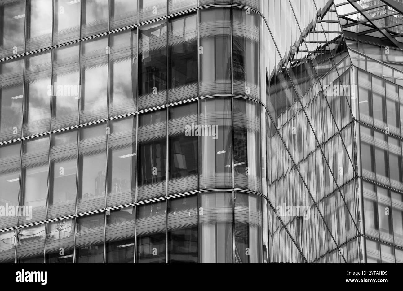 Noir et blanc résumé les détails d'un gratte-ciel moderne en verre office building Banque D'Images