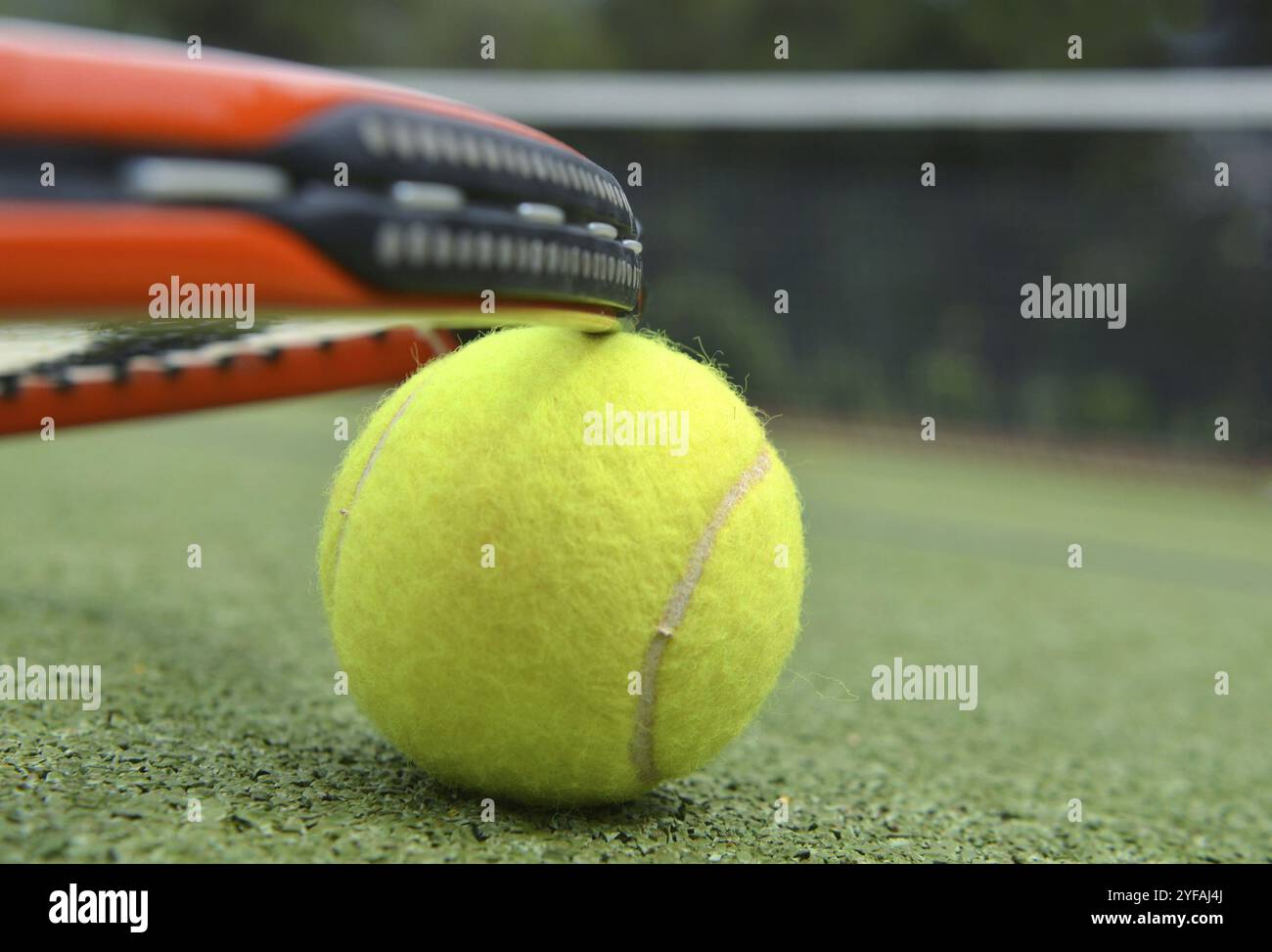 Raquette et balle de tennis sur un court de tennis Banque D'Images