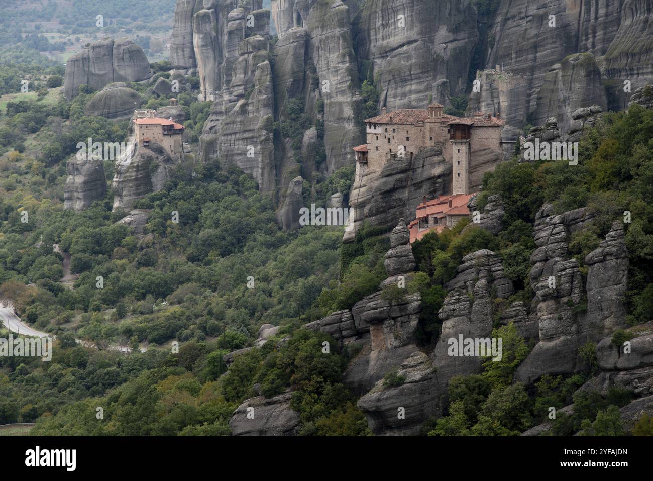 Les monastères de meteora kalampaka construisent au sommet de la crête de grès. Monastère Sainte barbara Roussanos, kalabaka Grèce Banque D'Images