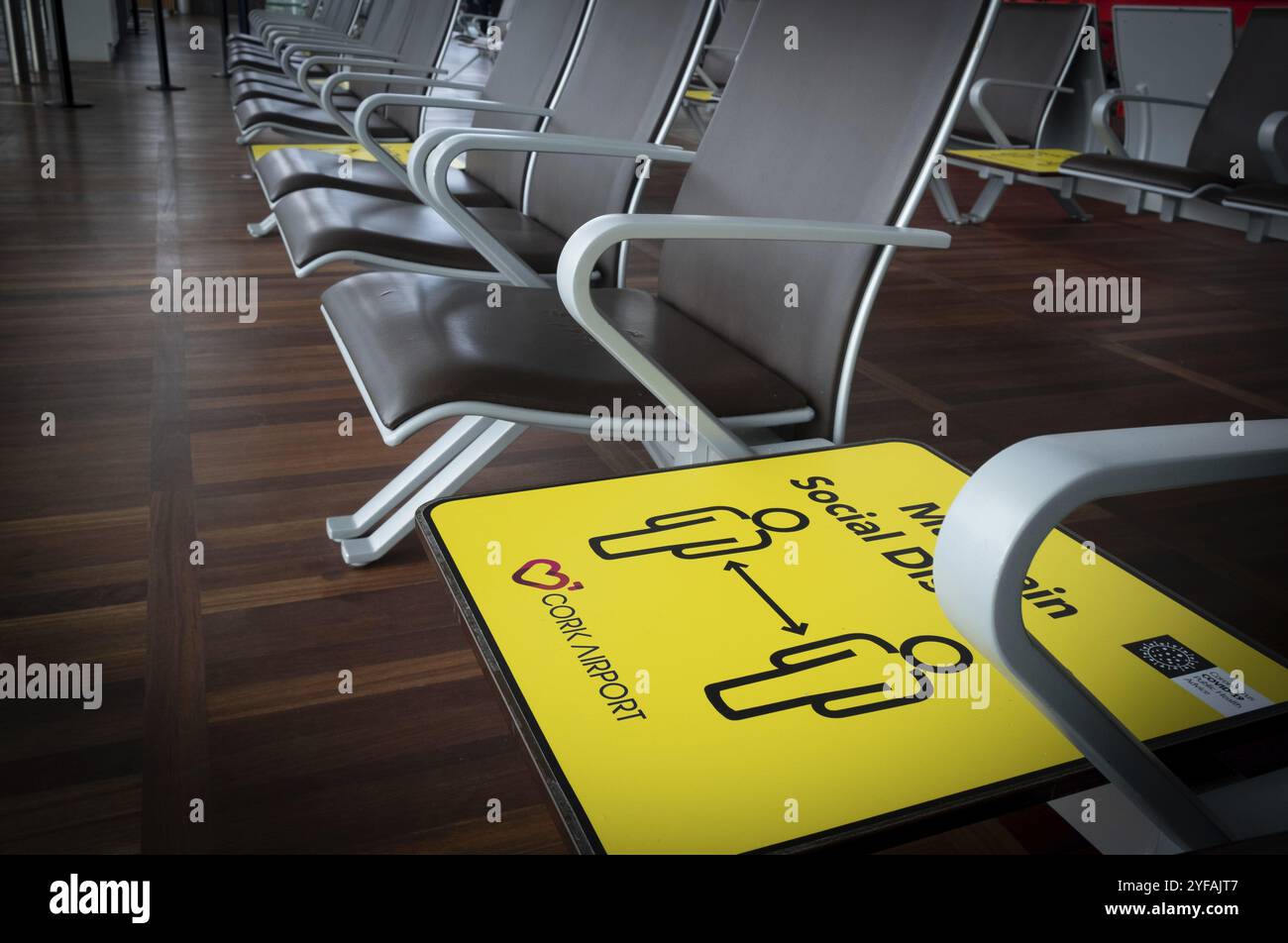 Cork, Irlande, 10 septembre 2021 : panneau jaune de distance sociale sur les chaises de terminal à l'aéroport de Cork. Mesures de sécurité contre la pandémie de covid-19, Europe Banque D'Images